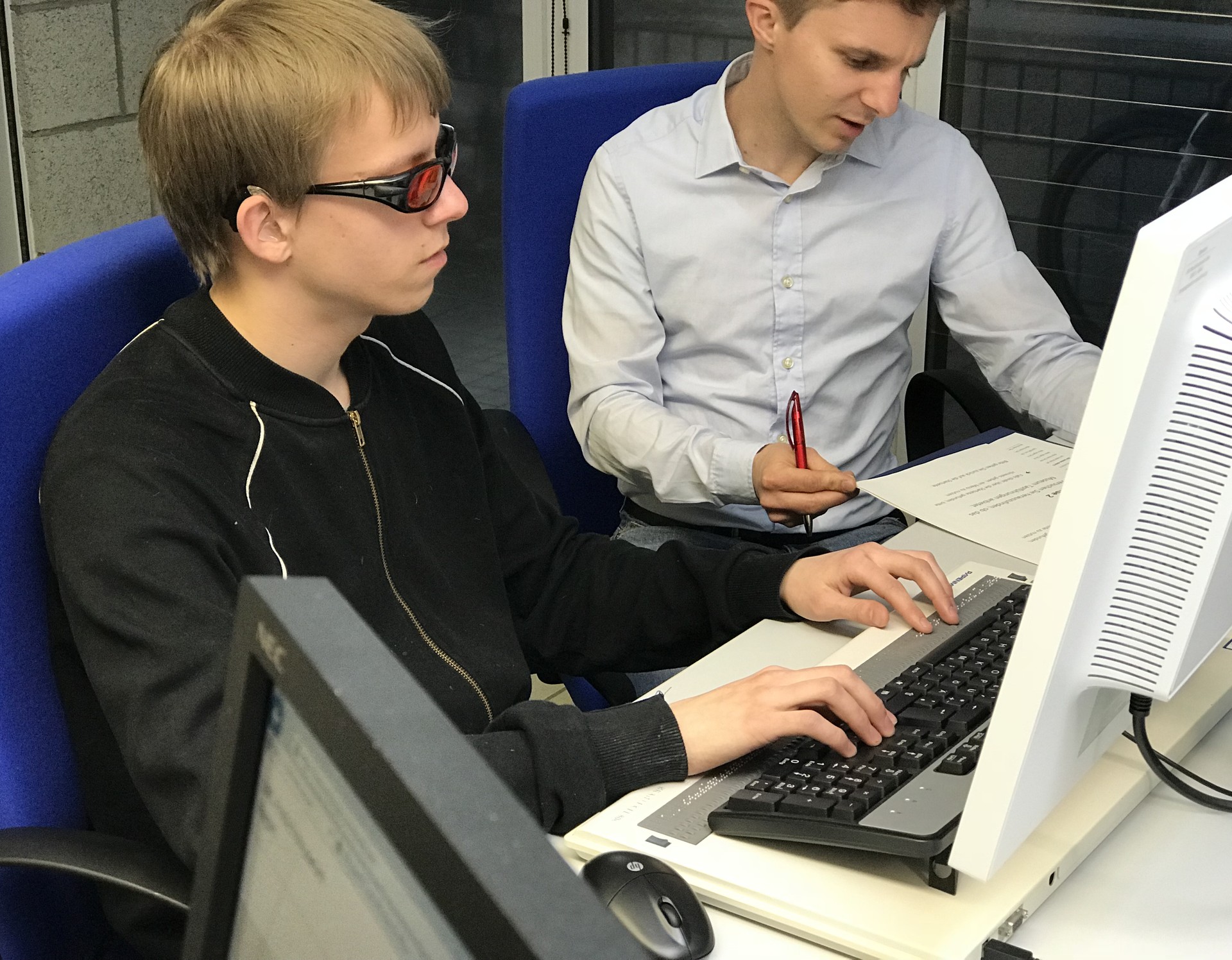 Nutzer mit Sehbehinderung testet Inklusiven Internetauftritt