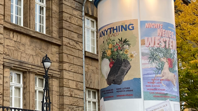 Litfaßsäule mit Ausstellungsplakaten vor dem Preußenmuseum