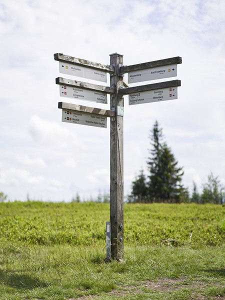 Wegweiser auf dem Kahlen Asten (Bild: LWL/Haslauer)