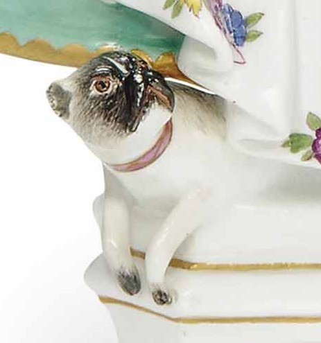Detail der Porzellanfigur mit Mops