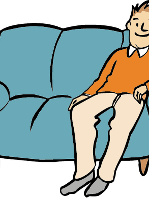 Eine Person sitzt alleine auf einem Sofa (öffnet vergrößerte Bildansicht)