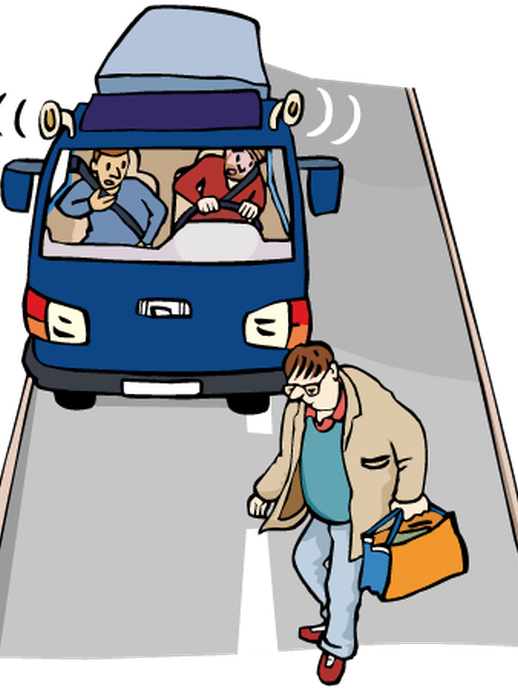 Eine Person  überquert vor einem fahrenden Auto eine Straße (öffnet vergrößerte Bildansicht)