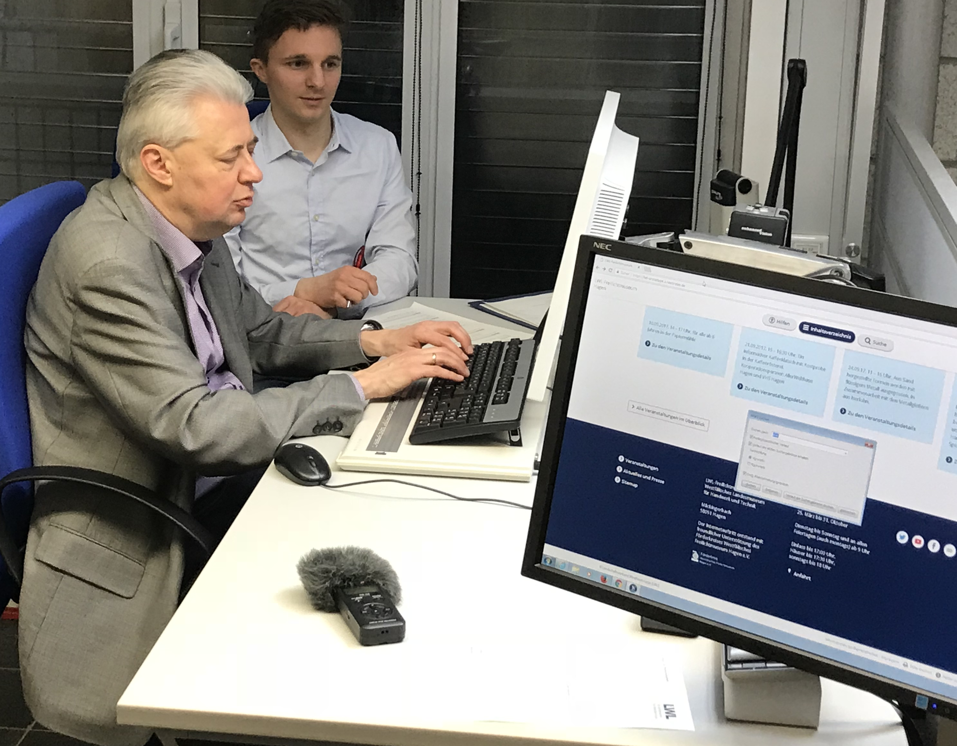 Nutzer testet Inklusiven Internetauftritt mit Screenreader und Braille-Zeile